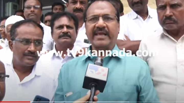 ಬೆಳಗಾವಿ ವಿಭಜನೆಯಲ್ಲಿ ಬೈಲಹೊಂಗಲವನ್ನು ಜಿಲ್ಲಾಕೇಂದ್ರವಾಗಿ ಘೋಷಿಸದಿದ್ದರೆ ರಕ್ತಪಾತವಾದೀತು: ಹೋರಾಟಗಾರರ ಎಚ್ಚರಿಕೆ ಬೆಳಗಾವಿ ವಿಭಜನೆಯಲ್ಲಿ ಬೈಲಹೊಂಗಲವನ್ನು ಜಿಲ್ಲಾಕೇಂದ್ರವಾಗಿ ಘೋಷಿಸದಿದ್ದರೆ ರಕ್ತಪಾತವಾದೀತು: ಹೋರಾಟಗಾರರ ಎಚ್ಚರಿಕೆ