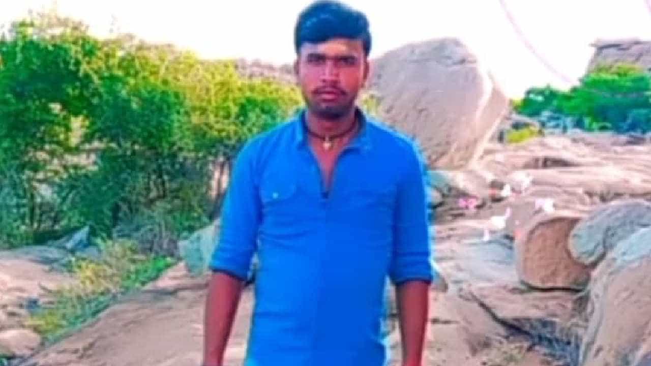 ರಾಯಚೂರು: ಕಾಂಗ್ರೆಸ್ ಮಾಜಿ ಶಾಸಕ ಅಳಿಯನ ಕಾರು ಡಿಕ್ಕಿ, ಸ್ಥಳದಲ್ಲೇ ಕುರಿಗಾಹಿ ದುರ್ಮರಣ ರಾಯಚೂರು: ಕಾಂಗ್ರೆಸ್ ಮಾಜಿ ಶಾಸಕ ಅಳಿಯನ ಕಾರು ಡಿಕ್ಕಿ, ಸ್ಥಳದಲ್ಲೇ ಕುರಿಗಾಹಿ ದುರ್ಮರಣ