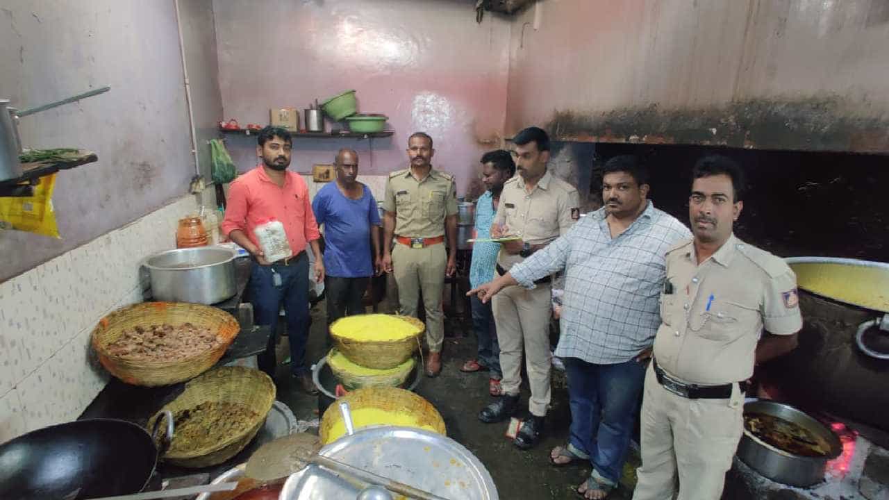 ಚಿಕ್ಕಮಗಳೂರು: ಮಟನ್ ಎಂದು ಗೋಮಾಂಸದ ಊಟ ಸರ್ವ್ ಮಾಡುತ್ತಿದ್ದ ಹೋಟೆಲ್ಗಳ ಮೇಲೆ ಪೊಲೀಸರ ದಾಳಿ ಚಿಕ್ಕಮಗಳೂರು: ಮಟನ್ ಎಂದು ಗೋಮಾಂಸದ ಊಟ ಸರ್ವ್ ಮಾಡುತ್ತಿದ್ದ ಹೋಟೆಲ್ಗಳ ಮೇಲೆ ಪೊಲೀಸರ ದಾಳಿ