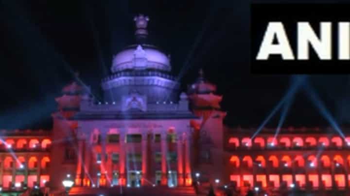 Video: ವಿಧಾನಸೌಧಕ್ಕೆ ವಿಶೇಷ ದೀಪಾಲಂಕಾರ: ಕೇಸರಿ, ಬಿಳಿ, ಹಸಿರು ಬಣ್ಣದಲ್ಲಿ ಅರಳಿದ ತ್ರಿವರ್ಣ ಧ್ವಜ Video: ವಿಧಾನಸೌಧಕ್ಕೆ ವಿಶೇಷ ದೀಪಾಲಂಕಾರ: ಕೇಸರಿ, ಬಿಳಿ, ಹಸಿರು ಬಣ್ಣದಲ್ಲಿ ಅರಳಿದ ತ್ರಿವರ್ಣ ಧ್ವಜ