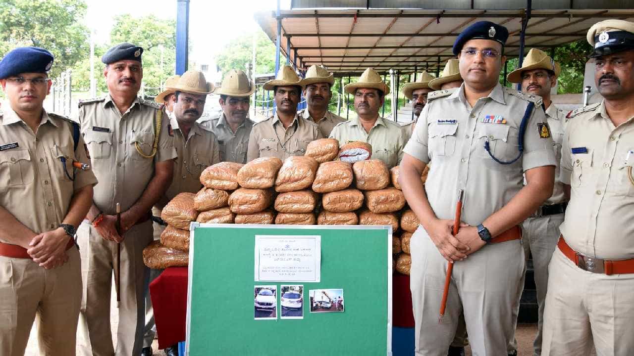 ಗಾಂಜಾ ಗ್ಯಾಂಗ್ನ ಹೆಡೆಮುರಿ ಕಟ್ಟಿದ ಬೀದರ್ ಪೊಲೀಸ್ರು, ಬರೋಬ್ಬರಿ 1.18 ಕೋಟಿ ರೂ. ಮೌಲ್ಯದ ಗಾಂಜಾ ವಶಕ್ಕೆ ಗಾಂಜಾ ಗ್ಯಾಂಗ್ನ ಹೆಡೆಮುರಿ ಕಟ್ಟಿದ ಬೀದರ್ ಪೊಲೀಸ್ರು, ಬರೋಬ್ಬರಿ 1.18 ಕೋಟಿ ರೂ. ಮೌಲ್ಯದ ಗಾಂಜಾ ವಶಕ್ಕೆ