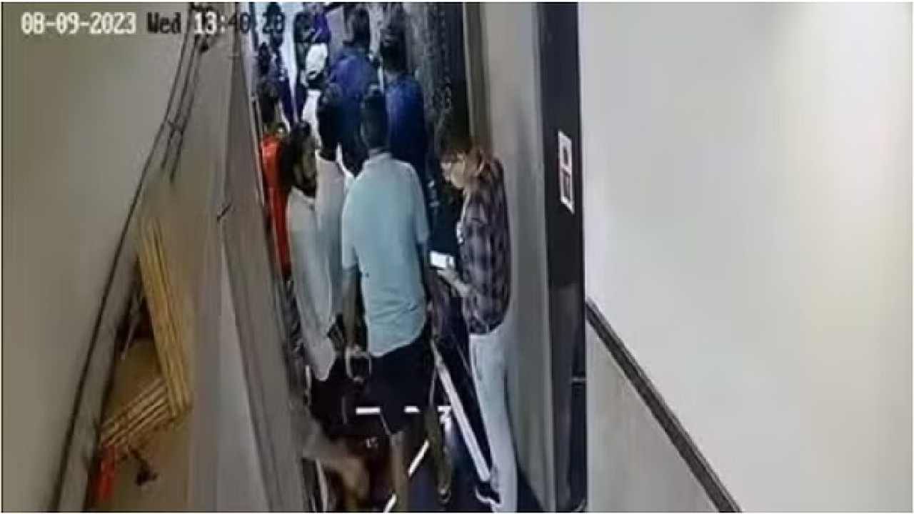 ಮುಂಬೈ: ಬಂದೂಕು ತೋರಿಸಿ ಉದ್ಯಮಿ ಅಪಹರಣ, ಶಿಂಧೆ ಬಣದ ಶಾಸಕರ ಪುತ್ರನ ವಿರುದ್ಧ ಎಫ್ಐಆರ್ ಮುಂಬೈ: ಬಂದೂಕು ತೋರಿಸಿ ಉದ್ಯಮಿ ಅಪಹರಣ, ಶಿಂಧೆ ಬಣದ ಶಾಸಕರ ಪುತ್ರನ ವಿರುದ್ಧ ಎಫ್ಐಆರ್