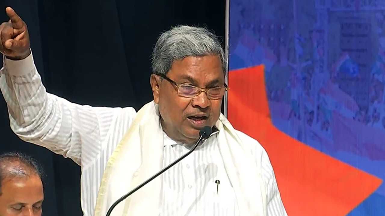 ಜನರ ಹಿತ ಕಾಪಾಡುವುದು ಎಂದರೆ ಅದು ಸರ್ಕಾರದ ಹಿತ ಕಾಪಾಡಿದಂತೆ: ಸರ್ಕಾರಿ ವಕೀಲರಿಗೆ ಸಿಎಂ ಸಿದ್ದರಾಮಯ್ಯ ಪಾಠ ಜನರ ಹಿತ ಕಾಪಾಡುವುದು ಎಂದರೆ ಅದು ಸರ್ಕಾರದ ಹಿತ ಕಾಪಾಡಿದಂತೆ: ಸರ್ಕಾರಿ ವಕೀಲರಿಗೆ ಸಿಎಂ ಸಿದ್ದರಾಮಯ್ಯ ಪಾಠ