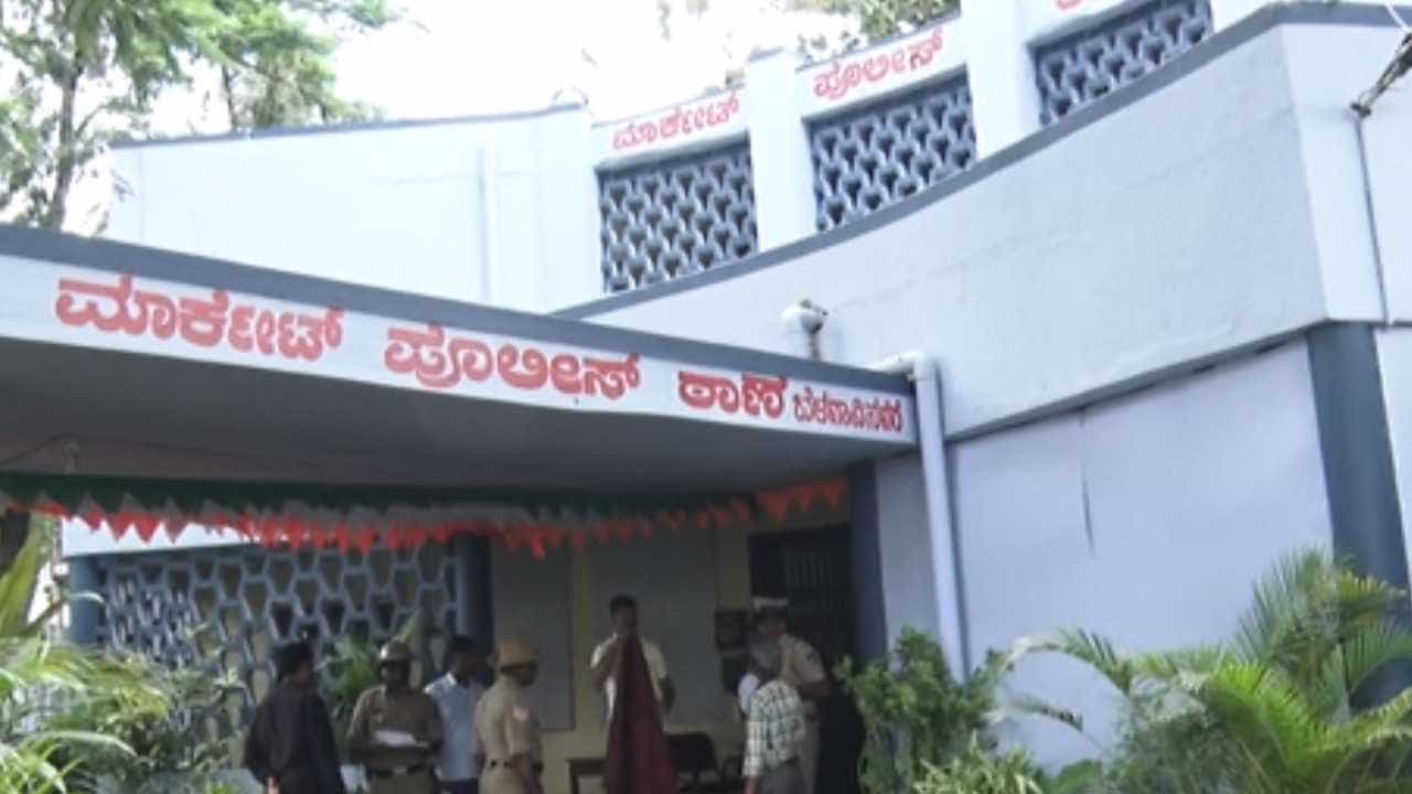 ಬೆಳಗಾವಿಯಲ್ಲಿ ನೈತಿಕ ಪೊಲೀಸಗಿರಿ: ಯುವತಿ ಜೊತೆ ಹೋಗಿದ್ದಕ್ಕೆ ಹಲ್ಲೆ, 6 ಜನರ ಬಂಧನ ಬೆಳಗಾವಿಯಲ್ಲಿ ನೈತಿಕ ಪೊಲೀಸಗಿರಿ: ಯುವತಿ ಜೊತೆ ಹೋಗಿದ್ದಕ್ಕೆ ಹಲ್ಲೆ, 6 ಜನರ ಬಂಧನ