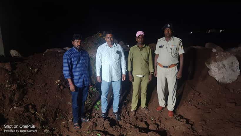 ತಂದೆ ಮೃತಪಟ್ಟರೂ ವಿದೇಶದಿಂದ ಬಾರದ ಮಕ್ಕಳು; ವೃದ್ಧನ ಅಂತ್ಯಕ್ರಿಯೆ ನೆರವೇರಿಸಿದ ಚಿಕ್ಕೋಡಿ ಪೊಲೀಸರು!