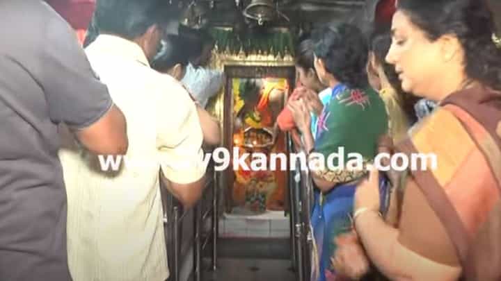 ಹಬ್ಬಗಳ ಮಾಸ ಶ್ರಾವಣದ ಮೊದಲ ಶನಿವಾರ ಚಿತ್ರದುರ್ಗದ ಆಂಜನೇಯ ದೇವಸ್ಥಾನದಲ್ಲಿ ವಿಶೇಷ ಪೂಜೆಗೆ ಸಾಲುಗಟ್ಟಿದ ಭಕ್ತರು ಹಬ್ಬಗಳ ಮಾಸ ಶ್ರಾವಣದ ಮೊದಲ ಶನಿವಾರ ಚಿತ್ರದುರ್ಗದ ಆಂಜನೇಯ ದೇವಸ್ಥಾನದಲ್ಲಿ ವಿಶೇಷ ಪೂಜೆಗೆ ಸಾಲುಗಟ್ಟಿದ ಭಕ್ತರು