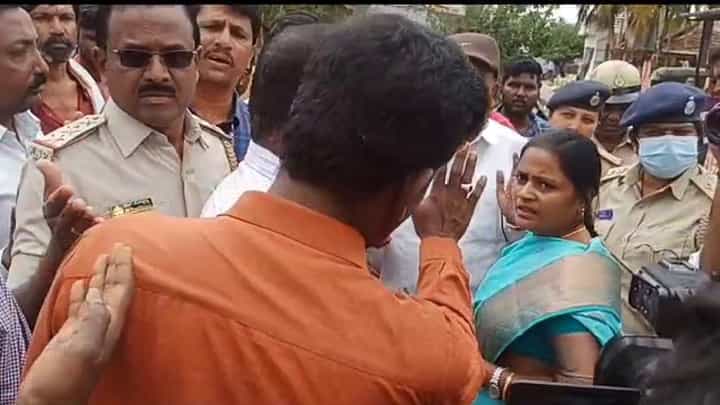 ಚಿತ್ರದುರ್ಗ- ವಿಷಕಾರಿ ನೀರು ಸೇವನೆಯಿಂದ ಸಾವು, ತಹಸೀಲ್ದಾರ್ ಜತೆ ಪ್ರತಿಭಟನಾಕಾರರ ವಾಗ್ವಾದ ಚಿತ್ರದುರ್ಗ- ವಿಷಕಾರಿ ನೀರು ಸೇವನೆಯಿಂದ ಸಾವು, ತಹಸೀಲ್ದಾರ್ ಜತೆ ಪ್ರತಿಭಟನಾಕಾರರ ವಾಗ್ವಾದ