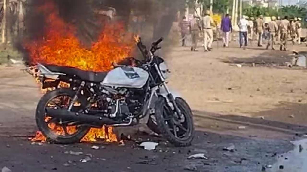 ಹರ್ಯಾಣದಲ್ಲಿ ಕೋಮು ಘರ್ಷಣೆ: 3 ಮಂದಿ ಸಾವು, ಇಂಟರ್ನೆಟ್ ಸ್ಥಗಿತ ಹರ್ಯಾಣದಲ್ಲಿ ಕೋಮು ಘರ್ಷಣೆ: 3 ಮಂದಿ ಸಾವು, ಇಂಟರ್ನೆಟ್ ಸ್ಥಗಿತ