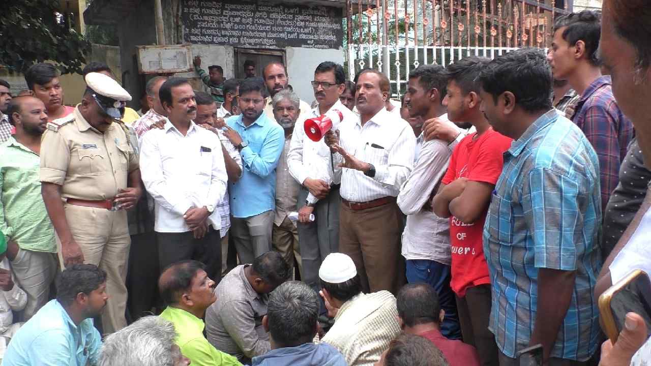 ಚಿಕ್ಕಬಳ್ಳಾಪುರ: ರೇಷ್ಮೆಗೂಡು ಮಾರುಕಟ್ಟೆಯಲ್ಲಿ ವೈಪೈ ಇಂಟರ್ನೆಟ್ ಸಮಸ್ಯೆ, ರೈತರಿಂದ ಪ್ರತಿಭಟನೆ ಚಿಕ್ಕಬಳ್ಳಾಪುರ: ರೇಷ್ಮೆಗೂಡು ಮಾರುಕಟ್ಟೆಯಲ್ಲಿ ವೈಪೈ ಇಂಟರ್ನೆಟ್ ಸಮಸ್ಯೆ, ರೈತರಿಂದ ಪ್ರತಿಭಟನೆ