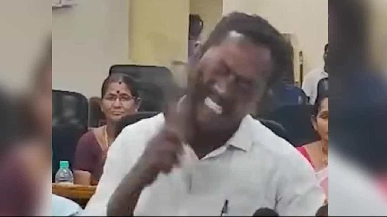 ಆಂಧ್ರಪ್ರದೇಶ: ಸಭೆಯೊಂದರಲ್ಲಿ ಚಪ್ಪಲಿಯಿಂದ ತನ್ನ ಕಪಾಳಕ್ಕೆ ತಾನೇ ಹೊಡೆದುಕೊಂಡ ಕಾರ್ಪೊರೇಟರ್, ಕಾರಣವೇನು? ಆಂಧ್ರಪ್ರದೇಶ: ಸಭೆಯೊಂದರಲ್ಲಿ ಚಪ್ಪಲಿಯಿಂದ ತನ್ನ ಕಪಾಳಕ್ಕೆ ತಾನೇ ಹೊಡೆದುಕೊಂಡ ಕಾರ್ಪೊರೇಟರ್, ಕಾರಣವೇನು?
