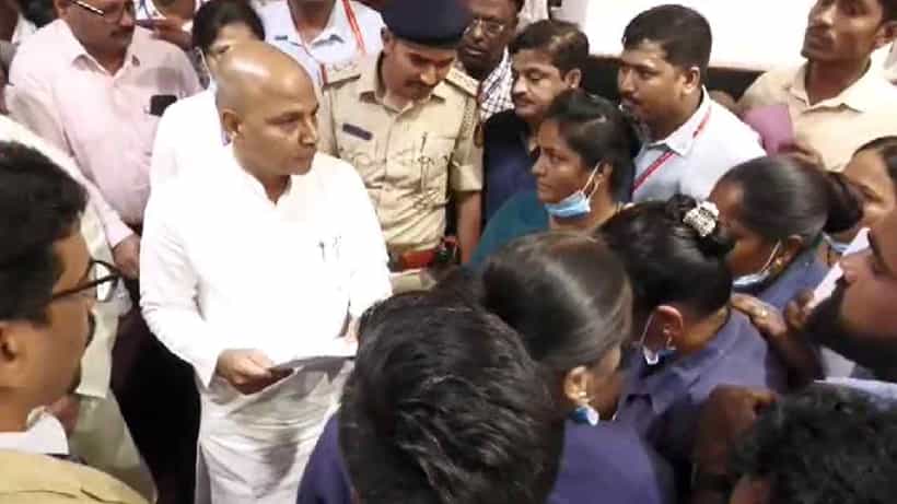 ಕೋವಿಡ್ ರಿಸ್ಕ್ ಅಲೋವೆನ್ಸ್ ಬಿಡುಗಡೆಗಾಗಿ ವೈದ್ಯಕೀಯ ಶಿಕ್ಷಣ ಸಚಿವರ ಕಾಲಿಗೆ ಬಿದ್ದ ಜಿಮ್ಸ್ ಸಿಬ್ಬಂದಿ