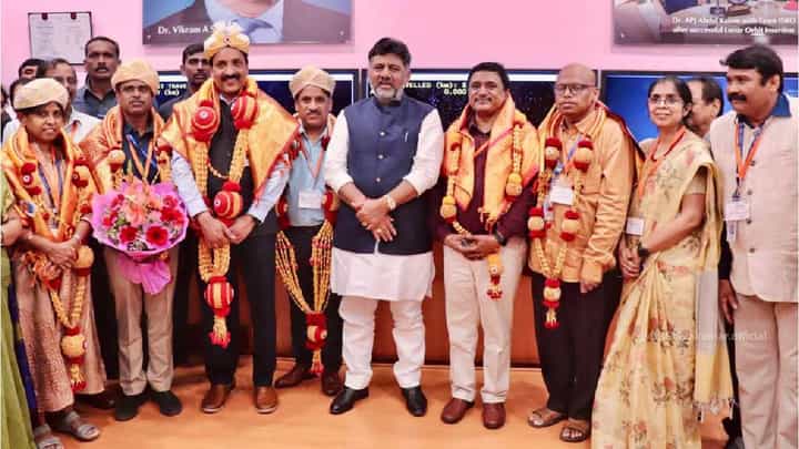 ಚಂದ್ರಯಾನ-3 ಸಕ್ಸಸ್ ಬೆನ್ನಲ್ಲೇ ರಾಕೆಟ್ ಸ್ಪೀಡ್ನಲ್ಲಿ ಇಸ್ರೋ ಕಚೇರಿಗೆ ಭೇಟಿ ನೀಡಿದ ಡಿಕೆ ಶಿವಕುಮಾರ್ ಚಂದ್ರಯಾನ-3 ಸಕ್ಸಸ್ ಬೆನ್ನಲ್ಲೇ ರಾಕೆಟ್ ಸ್ಪೀಡ್ನಲ್ಲಿ ಇಸ್ರೋ ಕಚೇರಿಗೆ ಭೇಟಿ ನೀಡಿದ ಡಿಕೆ ಶಿವಕುಮಾರ್