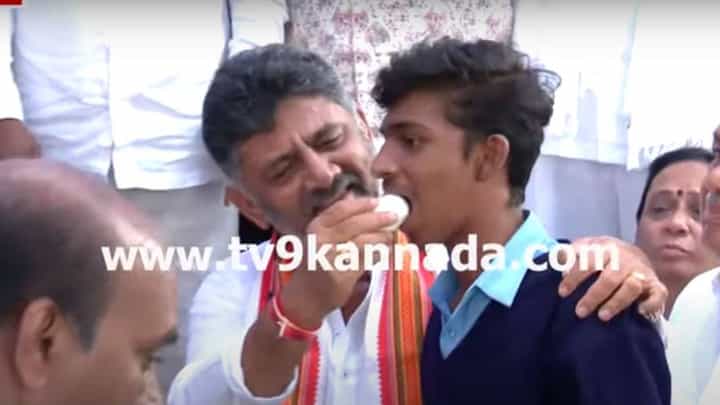 ಬೆಂಗಳೂರಿನ ಸರ್ಕಾರೀ ಶಾಲೆಯೊಂದಕ್ಕೆ ಭೇಟಿ ನೀಡಿದ ಡಿಸಿಎಂ ಡಿಕೆ ಶಿವಕುಮಾರ್ ಮಕ್ಕಳಿಗೆ ಮೊಟ್ಟೆ, ಬಾಳೆಹಣ್ಣು ತಿನ್ನಿಸಿದರು! ಬೆಂಗಳೂರಿನ ಸರ್ಕಾರೀ ಶಾಲೆಯೊಂದಕ್ಕೆ ಭೇಟಿ ನೀಡಿದ ಡಿಸಿಎಂ ಡಿಕೆ ಶಿವಕುಮಾರ್ ಮಕ್ಕಳಿಗೆ ಮೊಟ್ಟೆ, ಬಾಳೆಹಣ್ಣು ತಿನ್ನಿಸಿದರು!
