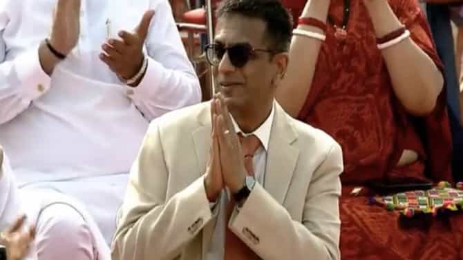 ಸುಪ್ರೀಂಕೋರ್ಟ್ ಬಗ್ಗೆ ಮೋದಿ ಶ್ಲಾಘನೆ; ಅತಿಥಿಗಳು ಚಪ್ಪಾಳೆ ತಟ್ಟುತ್ತಿರುವಾಗ ವಿನೀತರಾಗಿ ಕೈ ಮುಗಿದ ಸಿಜೆಐ ಚಂದ್ರಚೂಡ್