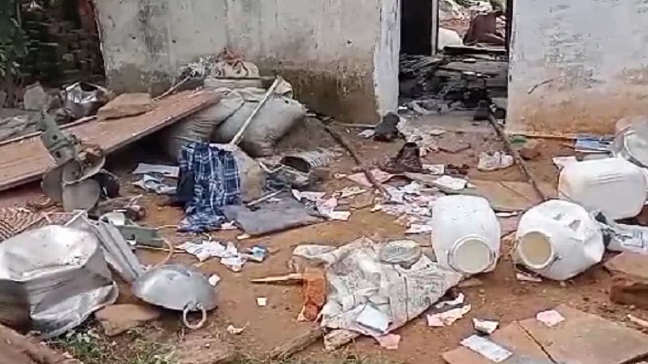 ಮಧ್ಯಪ್ರದೇಶ: ದಲಿತ ಯುವಕನನ್ನು ಹೊಡೆದು ಕೊಂದು, ತಾಯಿಯನ್ನು ವಿವಸ್ತ್ರಗೊಳಿಸಿದ ಪ್ರಕರಣ: 8 ಮಂದಿಯ ಬಂಧನ ಮಧ್ಯಪ್ರದೇಶ: ದಲಿತ ಯುವಕನನ್ನು ಹೊಡೆದು ಕೊಂದು, ತಾಯಿಯನ್ನು ವಿವಸ್ತ್ರಗೊಳಿಸಿದ ಪ್ರಕರಣ: 8 ಮಂದಿಯ ಬಂಧನ
