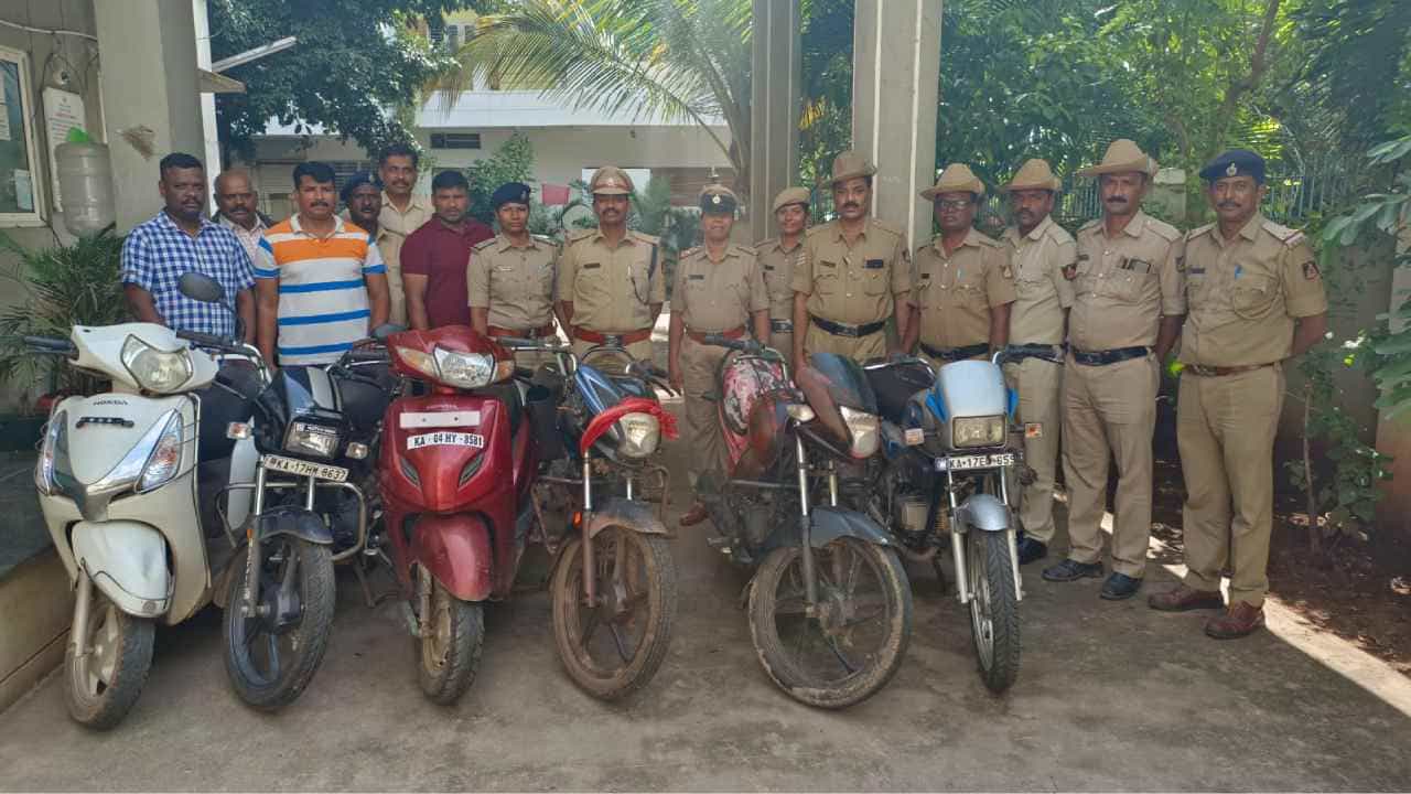 ಒಬ್ಬರ ಬೈಕ್ ದಾಖಲಾತಿ ಮತ್ತೊಬ್ಬರ ಹೆಸರಿಗೆ, ಬೈಕ್ ಕಳ್ಳತನ ಪ್ರಕರಣದಿಂದ ಬಯಲಿಗೆ ಬಿದ್ದ ದಾವಣಗೆರೆ RTO ಸಿಬ್ಬಂದಿ ಒಬ್ಬರ ಬೈಕ್ ದಾಖಲಾತಿ ಮತ್ತೊಬ್ಬರ ಹೆಸರಿಗೆ, ಬೈಕ್ ಕಳ್ಳತನ ಪ್ರಕರಣದಿಂದ ಬಯಲಿಗೆ ಬಿದ್ದ ದಾವಣಗೆರೆ RTO ಸಿಬ್ಬಂದಿ
