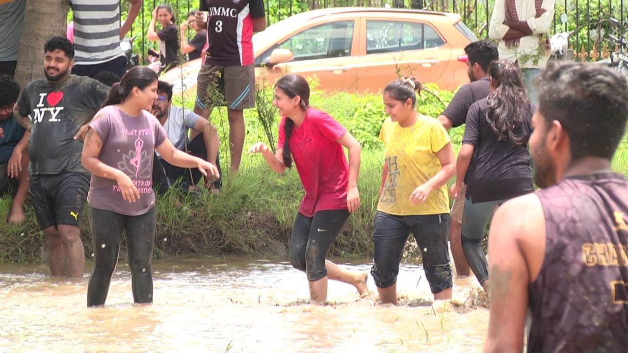 ಇದೇ  ಕಾರಣಕ್ಕೆ  ಸ್ಪರ್ಧೆಗಳು ತೀವ್ರತೆ  ಪಡೆದುಕೊಂಡಿತ್ತು. ಇವರೆಲ್ಲಾ  ದಿನ ಬೆಳಗಾದ್ರೆ ರೋಗಿಗಳ ಜೊತೆ ಮಾತುಕತೆ ಶಸ್ತ್ರಚಿಕಿತ್ಸೆ  ರಿಪೋರ್ಟ್​​ ತಯಾರಿಸುವುದು. ನಂತರ ಜಿಲ್ಲಾ  ಕ್ರೀಡಾಂಗಣದಲ್ಲಿ ಚಿನ್ನಿದಾಂಡು, ಲಗೋರಿ, ಗೋಲಿ, ಕುಂಟೊಬಿಲ್ಲೆ ಸೇರಿದಂತೆ ಹತ್ತಾರು ಕ್ರೀಡೆಗಳನ್ನ ಆಡಿ  ಸಂಭ್ರಮಿಸಿದರು.  
