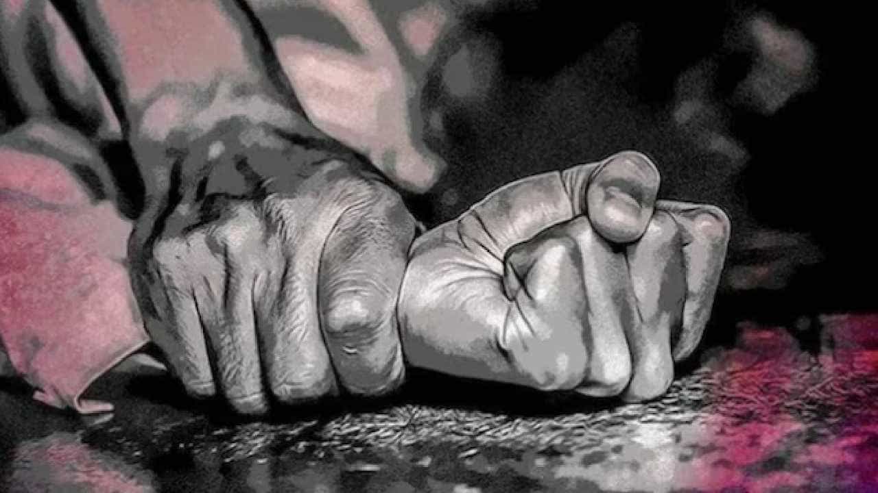 ದೆಹಲಿ: ಸ್ನೇಹಿತನ ಮಗಳ ಮೇಲೆ ಅತ್ಯಾಚಾರವೆಸಗಿದ ಸರ್ಕಾರಿ ಅಧಿಕಾರಿಯ ಅಮಾನತು ದೆಹಲಿ: ಸ್ನೇಹಿತನ ಮಗಳ ಮೇಲೆ ಅತ್ಯಾಚಾರವೆಸಗಿದ ಸರ್ಕಾರಿ ಅಧಿಕಾರಿಯ ಅಮಾನತು
