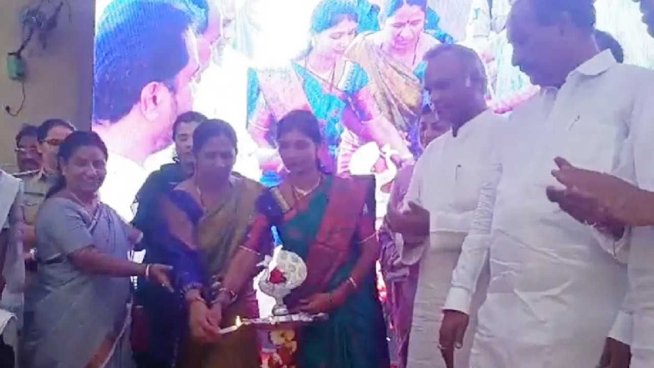 Gruha Lakshmi: ರಾಜ್ಯಾದ್ಯಂತ ಗೃಹಲಕ್ಷ್ಮಿ ಯೋಜನೆಗೆ ಅದ್ದೂರಿ ಚಾಲನೆ: ಆಯಾ ಜಿಲ್ಲೆಗಳಲ್ಲಿ ಹೇಗಿತ್ತು ಸಂಭ್ರಮ Gruha Lakshmi: ರಾಜ್ಯಾದ್ಯಂತ ಗೃಹಲಕ್ಷ್ಮಿ ಯೋಜನೆಗೆ ಅದ್ದೂರಿ ಚಾಲನೆ: ಆಯಾ ಜಿಲ್ಲೆಗಳಲ್ಲಿ ಹೇಗಿತ್ತು ಸಂಭ್ರಮ