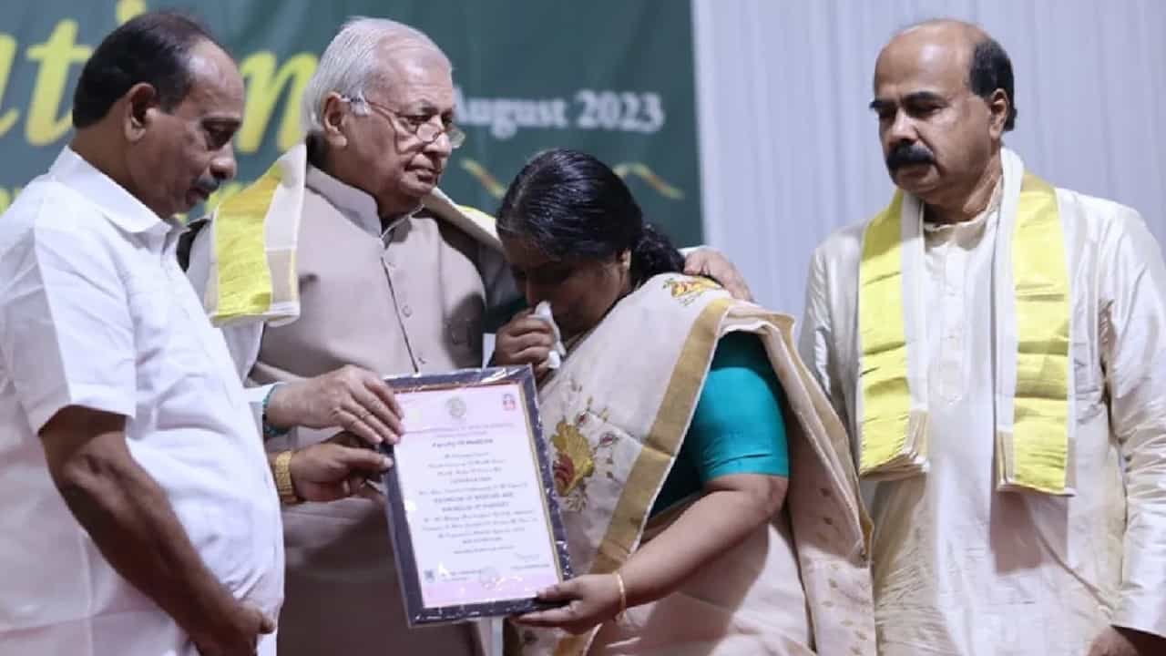 ವೈದ್ಯೆಯಾಗಬೇಕಿದ್ದ ಮಗಳು ರೋಗಿಯಿಂದ ಹತ್ಯೆಗೊಳಗಾದಳು; ಡಾ ವಂದನಾಳ ಎಂಬಿಬಿಎಸ್ ಪ್ರಮಾಣಪತ್ರ ಸ್ವೀಕರಿಸಿ ಕಣ್ಣೀರಾದ ಪೋಷಕರು ವೈದ್ಯೆಯಾಗಬೇಕಿದ್ದ ಮಗಳು ರೋಗಿಯಿಂದ ಹತ್ಯೆಗೊಳಗಾದಳು; ಡಾ ವಂದನಾಳ ಎಂಬಿಬಿಎಸ್ ಪ್ರಮಾಣಪತ್ರ ಸ್ವೀಕರಿಸಿ ಕಣ್ಣೀರಾದ ಪೋಷಕರು