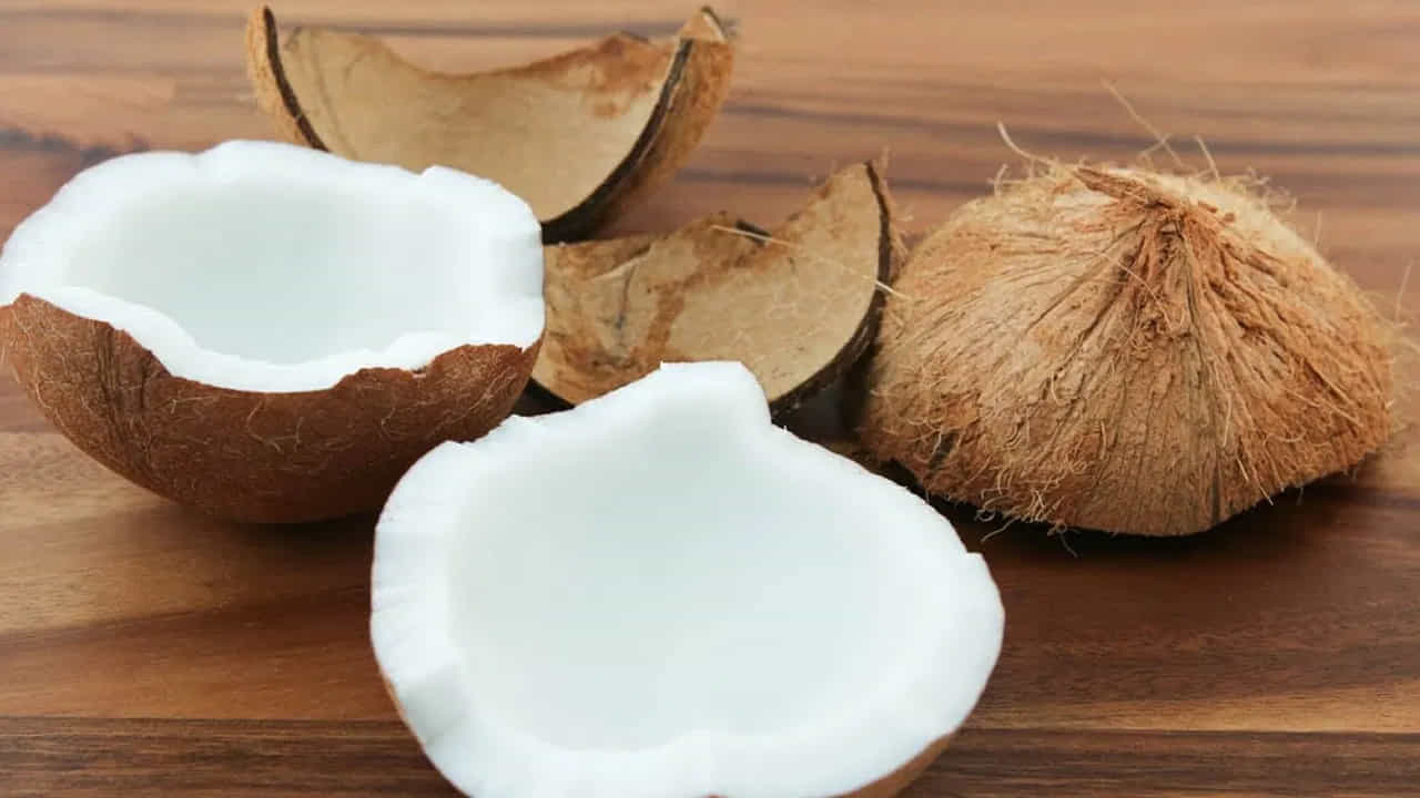 Raw Coconut: ಹಸಿ ತೆಂಗಿನಕಾಯಿಯಲ್ಲಿದೆ ಅನೇಕ ಪೋಷಕಾಂಶಗಳು..ಹಸಿ ಕೊಬ್ಬರಿ ತಿಂದರೆ ಎಷ್ಟು ಆರೋಗ್ಯಕಾರಿ ಲಾಭ ಗೊತ್ತಾ? Raw Coconut: ಹಸಿ ತೆಂಗಿನಕಾಯಿಯಲ್ಲಿದೆ ಅನೇಕ ಪೋಷಕಾಂಶಗಳು..ಹಸಿ ಕೊಬ್ಬರಿ ತಿಂದರೆ ಎಷ್ಟು ಆರೋಗ್ಯಕಾರಿ ಲಾಭ ಗೊತ್ತಾ?