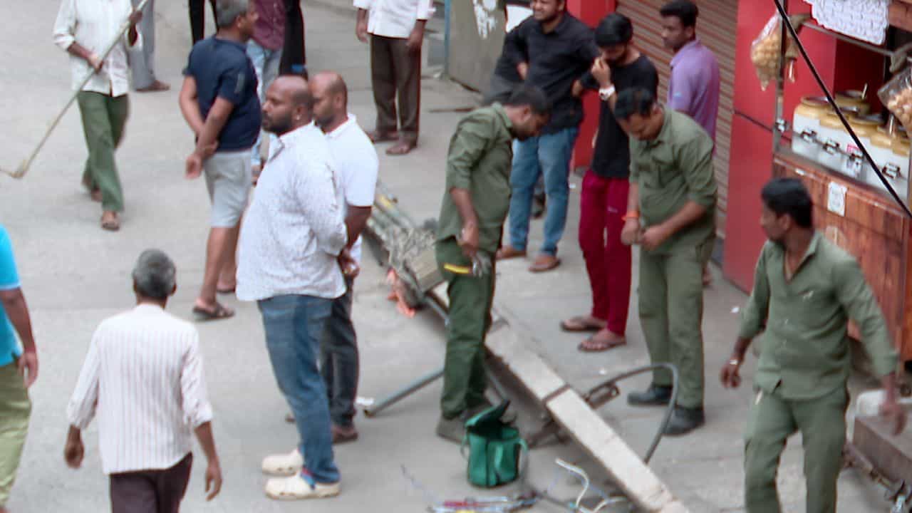 ಬೆಂಗಳೂರು: ವಿದ್ಯುತ್ ಕಂಬ ಬಿದ್ದು 35% ಗಾಯಗೊಂಡ ವಿದ್ಯಾರ್ಥಿನಿ, ವಾಟರ್ ಟ್ಯಾಂಕರ್ ಚಾಲಕ ಅರೆಸ್ಟ್ ಬೆಂಗಳೂರು: ವಿದ್ಯುತ್ ಕಂಬ ಬಿದ್ದು 35% ಗಾಯಗೊಂಡ ವಿದ್ಯಾರ್ಥಿನಿ, ವಾಟರ್ ಟ್ಯಾಂಕರ್ ಚಾಲಕ ಅರೆಸ್ಟ್