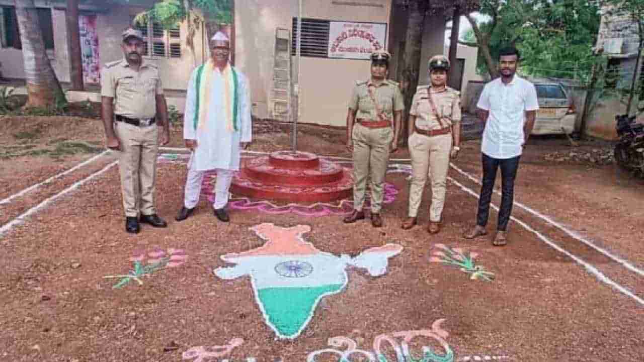 ಗದಗ: ಶೂ ಧರಿಸಿ ಧ್ವಜಾರೋಹಣ ಮಾಡಿದ ಅಬಕಾರಿ ಅಧಿಕಾರಿಗಳು