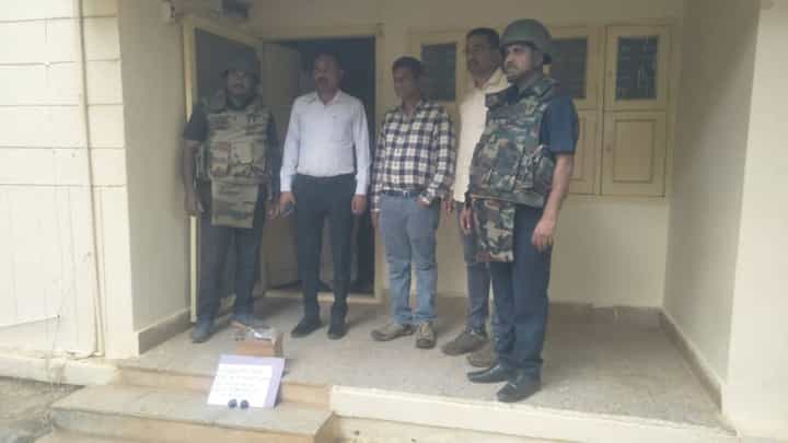 ದಾವಣಗೆರೆ: ಕಾಡು ಪ್ರಾಣಿಗಳ ಬೇಟೆಗೆ ಬಳಸುತ್ತಿದ್ದ ಸ್ಫೋಟಕ ಪತ್ತೆ ದಾವಣಗೆರೆ: ಕಾಡು ಪ್ರಾಣಿಗಳ ಬೇಟೆಗೆ ಬಳಸುತ್ತಿದ್ದ ಸ್ಫೋಟಕ ಪತ್ತೆ