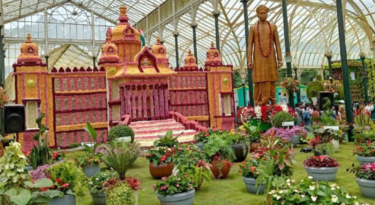 ಲಾಲ್ಬಾಗ್ ಫಲಪುಷ್ಪ ಪ್ರದರ್ಶನ ನಾಳೆಯೇ ಕೊನೆ; ಈವರೆಗೆ 4 ಲಕ್ಷ ಮಂದಿ ಭೇಟಿ ಲಾಲ್ಬಾಗ್ ಫಲಪುಷ್ಪ ಪ್ರದರ್ಶನ ನಾಳೆಯೇ ಕೊನೆ; ಈವರೆಗೆ 4 ಲಕ್ಷ ಮಂದಿ ಭೇಟಿ