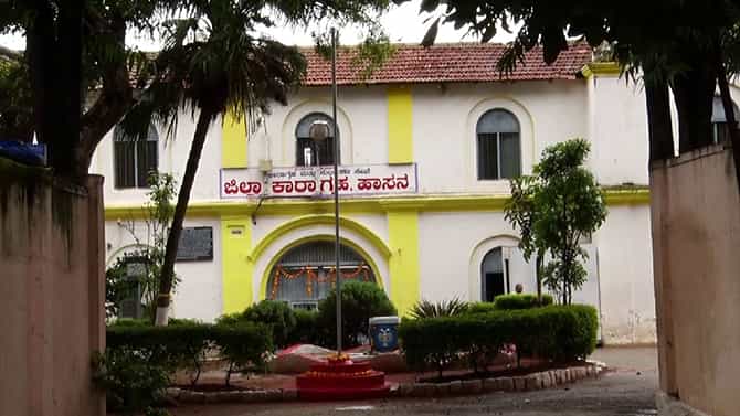 ಹಾಸನ ಕಾರಾಗೃಹದ ಕರ್ಮಕಾಂಡದ ವಿಡಿಯೋ ವೈರಲ್ ಮಾಡಿದ ಕೈದಿ, ನಾಲ್ವರು ಅಧಿಕಾರಿಗಳು ಸಸ್ಪೆಂಡ್