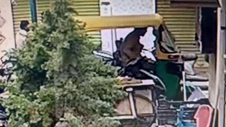 ಬೆಂಗಳೂರು: ಹೃದಯಾಘಾತಕ್ಕೆ ಆಟೋ ಚಾಲಕ ಬಲಿ, ಎದೆ ನೋವಿನಿಂದ ಒದ್ದಾಡಿದ ದೃಶ್ಯ ಸಿಸಿಟಿವಿಯಲ್ಲಿ ಸೆರೆ ಬೆಂಗಳೂರು: ಹೃದಯಾಘಾತಕ್ಕೆ ಆಟೋ ಚಾಲಕ ಬಲಿ, ಎದೆ ನೋವಿನಿಂದ ಒದ್ದಾಡಿದ ದೃಶ್ಯ ಸಿಸಿಟಿವಿಯಲ್ಲಿ ಸೆರೆ