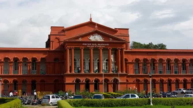 ಬೆಂಗಳೂರಲ್ಲಿ ಅನಧಿಕೃತ ಫ್ಲೆಕ್ಸ್, ಬ್ಯಾನರ್, ಬಂಟಿಂಗ್​​ ಅಳವಡಿಕೆ: ಸರ್ಕಾರವನ್ನು ತರಾಟೆಗೆ ತೆಗೆದುಕೊಂಡ ಹೈಕೋರ್ಟ್​