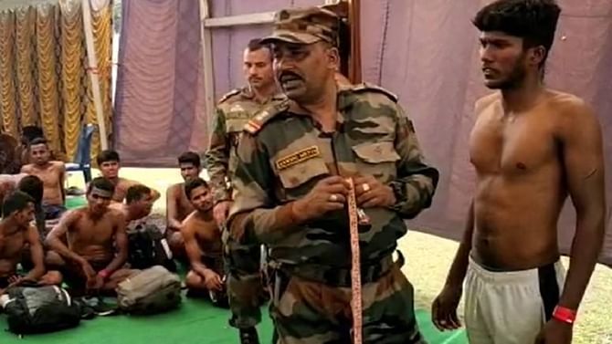 Agniveer Recruitment 2023: ಚಾಮುಂಡಿ ವಿಹಾರ ಕ್ರೀಡಾಂಗಣದಲ್ಲಿ ನಾಲ್ಕು ದಿನ ಸೇನಾ ನೇಮಕಾತಿ ರ್ಯಾಲಿ; ಅಗ್ನಿವೀರ್ ಯೋಜನೆಯಡಿ ನೇಮಕಾತಿ ಪ್ರಕ್ರಿಯೆ Agniveer Recruitment 2023: ಚಾಮುಂಡಿ ವಿಹಾರ ಕ್ರೀಡಾಂಗಣದಲ್ಲಿ ನಾಲ್ಕು ದಿನ ಸೇನಾ ನೇಮಕಾತಿ ರ್ಯಾಲಿ; ಅಗ್ನಿವೀರ್ ಯೋಜನೆಯಡಿ ನೇಮಕಾತಿ ಪ್ರಕ್ರಿಯೆ