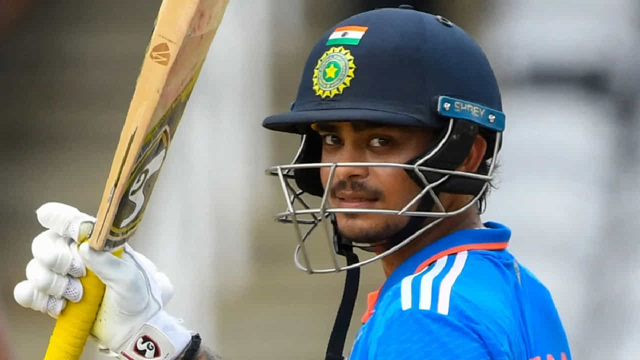India vs West Indies: ಟ್ರಿನಿಡಾಡ್ನ ಬ್ರಿಯಾನ್ ಲಾರಾ ಕ್ರಿಕೆಟ್ ಸ್ಟೇಡಿಯಂನಲ್ಲಿ ನಡೆದ ವೆಸ್ಟ್ ಇಂಡೀಸ್ ವಿರುದ್ಧದ 3ನೇ ಏಕದಿನ ಪಂದ್ಯದಲ್ಲಿ ಇಶಾನ್ ಕಿಶನ್ (Ishan Kishan) ಅರ್ಧಶತಕ ಬಾರಿಸಿ ಮಿಂಚಿದ್ದಾರೆ. ಈ ಅರ್ಧಶತಕದೊಂದಿಗೆ ಟೀಮ್ ಇಂಡಿಯಾದ ಮಾಜಿ ನಾಯಕ ಮಹೇಂದ್ರ ಸಿಂಗ್ ಧೋನಿ ಹೆಸರಿನಲ್ಲಿದ್ದ ವಿಶೇಷ ದಾಖಲೆಯನ್ನು ಸರಿಟ್ಟಿದ್ದಾರೆ.