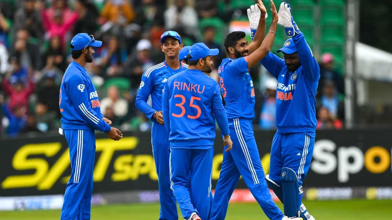 IND vs IRE: ಮೊದಲ ಓವರ್ನಲ್ಲೇ 2 ವಿಕೆಟ್ ಉರುಳಿಸಿದ ಬುಮ್ರಾ! ವಿಡಿಯೋ ನೋಡಿ IND vs IRE: ಮೊದಲ ಓವರ್ನಲ್ಲೇ 2 ವಿಕೆಟ್ ಉರುಳಿಸಿದ ಬುಮ್ರಾ! ವಿಡಿಯೋ ನೋಡಿ
