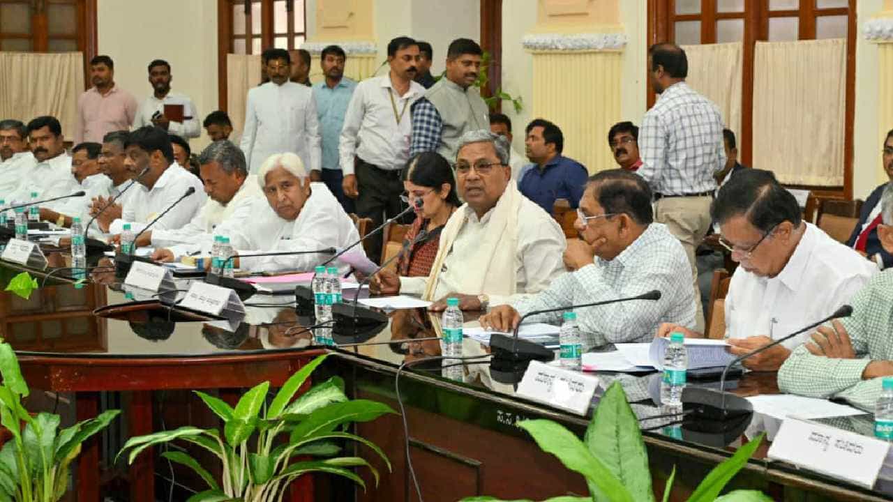 ಆಪರೇಷನ್ ಹಸ್ತ ಮಧ್ಯೆ ಕಾಂಗ್ರೆಸ್ನಲ್ಲಿ ಅಸಮಾಧಾನ ಸ್ಫೋಟ: ಹೈಕಮಾಂಡ್ಗೆ ಪತ್ರ ಬರೆದ ಸಚಿವರು ಆಪರೇಷನ್ ಹಸ್ತ ಮಧ್ಯೆ ಕಾಂಗ್ರೆಸ್ನಲ್ಲಿ ಅಸಮಾಧಾನ ಸ್ಫೋಟ: ಹೈಕಮಾಂಡ್ಗೆ ಪತ್ರ ಬರೆದ ಸಚಿವರು