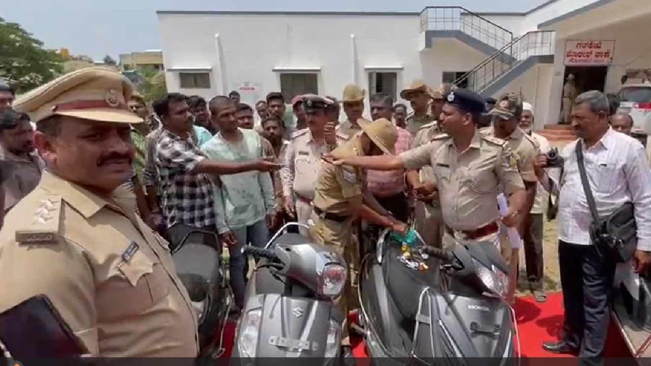 ಕೋಲಾರ ಪೊಲೀಸರ ಭರ್ಜರಿ ಕಾರ್ಯಾಚರಣೆ ನಡೆಸಿ ಮೂವರು ಬೈಕ್ ಹಾಗೂ ಮೊಬೈಲ್ ಮೂವರು ಕಳ್ಳರನ್ನು ಬಂಧಿಸಿದ್ದು, ಬಂಧಿತರಿಂದ ಲಕ್ಷಾಂತರ ರೂಪಾಯಿ ಮೌಲ್ಯದ ಬೈಕ್​, ಮೊಬೈಲ್​ ಫೋನ್​ ವಶಕ್ಕೆ ಪಡೆದುಕೊಂಡಿದ್ದಾರೆ.