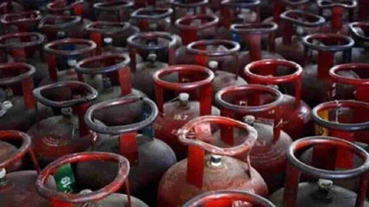 LPG Price: ವಾಣಿಜ್ಯ ಬಳಕೆಯ ಎಲ್​ಪಿಜಿ ಗ್ಯಾಸ್​ ಸಿಲಿಂಡರ್ ಬೆಲೆಯಲ್ಲಿ ಭಾರಿ ಕಡಿತ