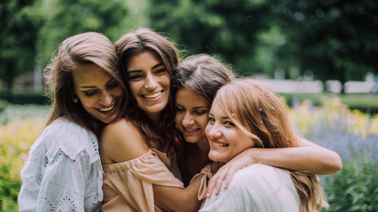 Friendship Day 2023: ಆಗಸ್ಟ್ ತಿಂಗಳ ಮೊದಲ ಭಾನುವಾರದಂದು ಸ್ನೇಹಿತರ ದಿನವನ್ನು ಏಕೆ ಆಚರಿಸಲಾಗುತ್ತದೆ? ಇದರ ಹಿನ್ನೆಲೆ ಇಲ್ಲಿದೆ Friendship Day 2023: ಆಗಸ್ಟ್ ತಿಂಗಳ ಮೊದಲ ಭಾನುವಾರದಂದು ಸ್ನೇಹಿತರ ದಿನವನ್ನು ಏಕೆ ಆಚರಿಸಲಾಗುತ್ತದೆ? ಇದರ ಹಿನ್ನೆಲೆ ಇಲ್ಲಿದೆ