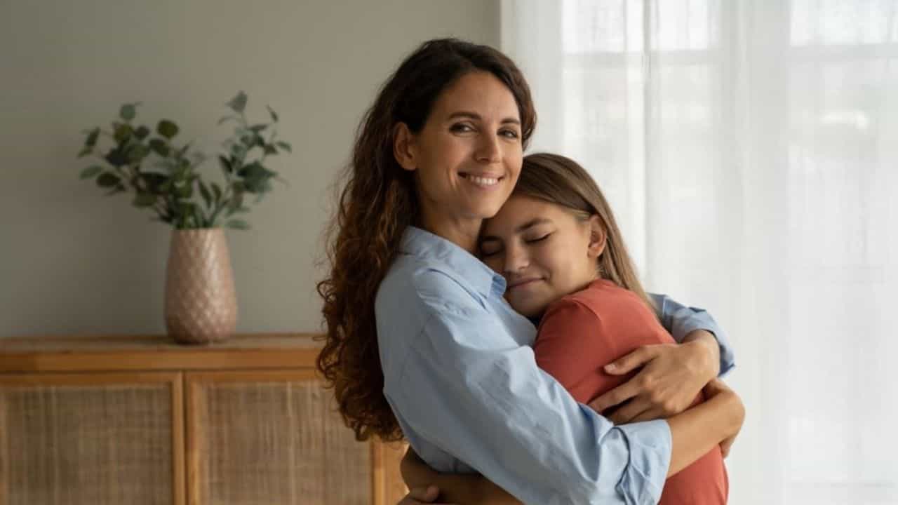 Parenting Tips : ಹದಿಹರೆಯದ ಹೆಣ್ಣು ಮಕ್ಕಳಿಗೆ ಪೋಷಕರು ಕಲಿಸಬೇಕಾದ ಆರೋಗ್ಯ ಪಾಠಗಳು ಯಾವುವು? Parenting Tips : ಹದಿಹರೆಯದ ಹೆಣ್ಣು ಮಕ್ಕಳಿಗೆ ಪೋಷಕರು ಕಲಿಸಬೇಕಾದ ಆರೋಗ್ಯ ಪಾಠಗಳು ಯಾವುವು?