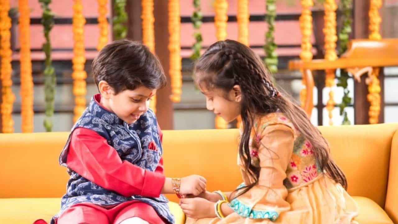 Raksha Bandhan 2023: ಅಣ್ಣನಿಗೆ ಸದಾ ಒಳಿತು ಬಯಸುವ ತಂಗಿಗೆ, ಅಣ್ಣ ತರುವ ಉಡುಗೊರೆಯ ಕಾತುರ Raksha Bandhan 2023: ಅಣ್ಣನಿಗೆ ಸದಾ ಒಳಿತು ಬಯಸುವ ತಂಗಿಗೆ, ಅಣ್ಣ ತರುವ ಉಡುಗೊರೆಯ ಕಾತುರ