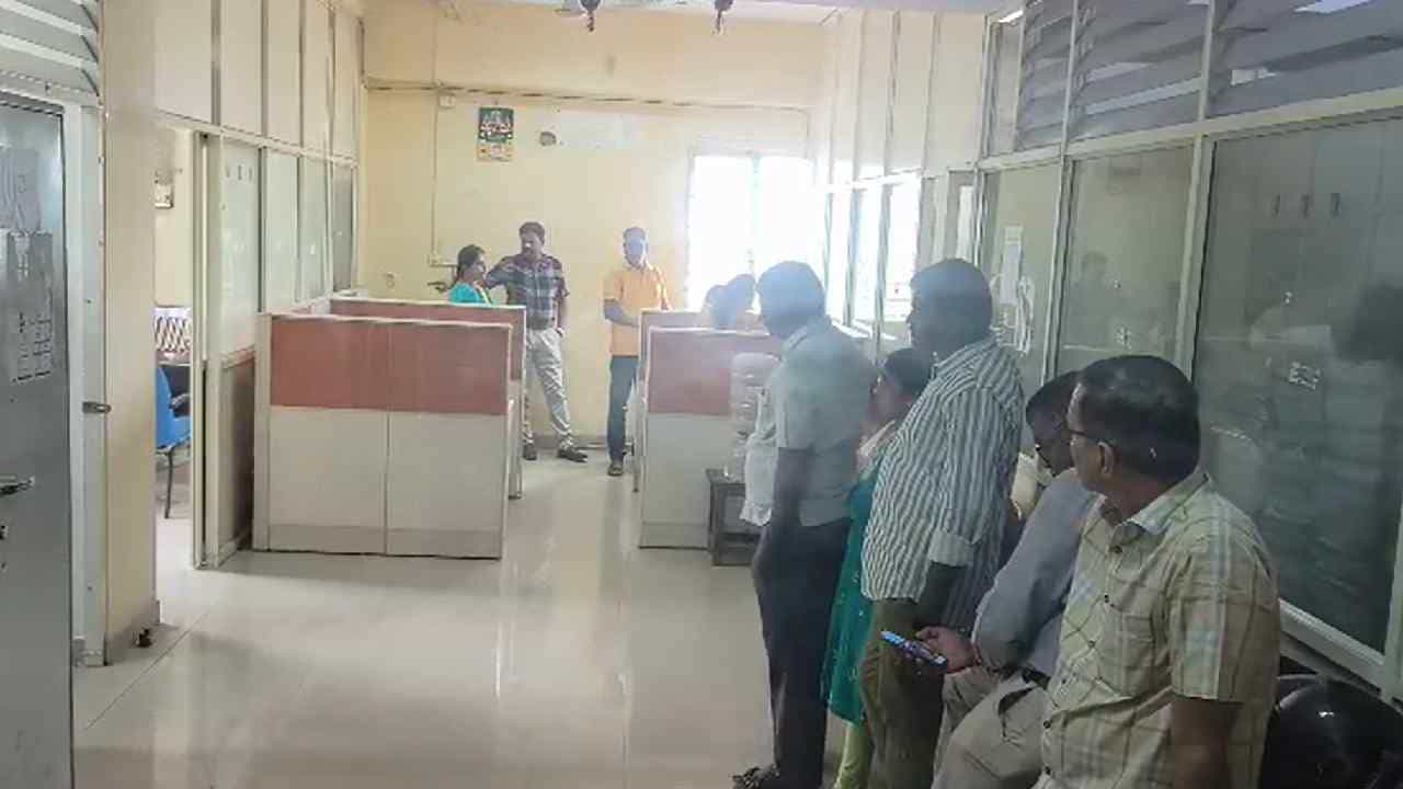 ಬೆಂಗಳೂರಿನಲ್ಲಿ 45 ಕಂದಾಯ ಅಧಿಕಾರಿಗಳ ಕಚೇರಿಗಳ ಮೇಲೆ ಲೋಕಾಯುಕ್ತ ದಾಳಿ ಬೆಂಗಳೂರಿನಲ್ಲಿ 45 ಕಂದಾಯ ಅಧಿಕಾರಿಗಳ ಕಚೇರಿಗಳ ಮೇಲೆ ಲೋಕಾಯುಕ್ತ ದಾಳಿ