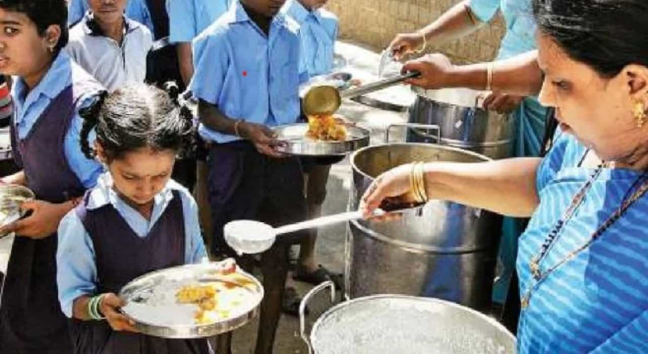 Eggs and Bananas: ಸರ್ಕಾರಿ ಶಾಲೆ ಮಕ್ಕಳಿಗೆ ಮೊಟ್ಟೆ, ಬಾಳೆಹಣ್ಣು ಭಾಗ್ಯ; ಆಗಸ್ಟ್ 18ರಿಂದಲೇ ಜಾರಿ Eggs and Bananas: ಸರ್ಕಾರಿ ಶಾಲೆ ಮಕ್ಕಳಿಗೆ ಮೊಟ್ಟೆ, ಬಾಳೆಹಣ್ಣು ಭಾಗ್ಯ; ಆಗಸ್ಟ್ 18ರಿಂದಲೇ ಜಾರಿ
