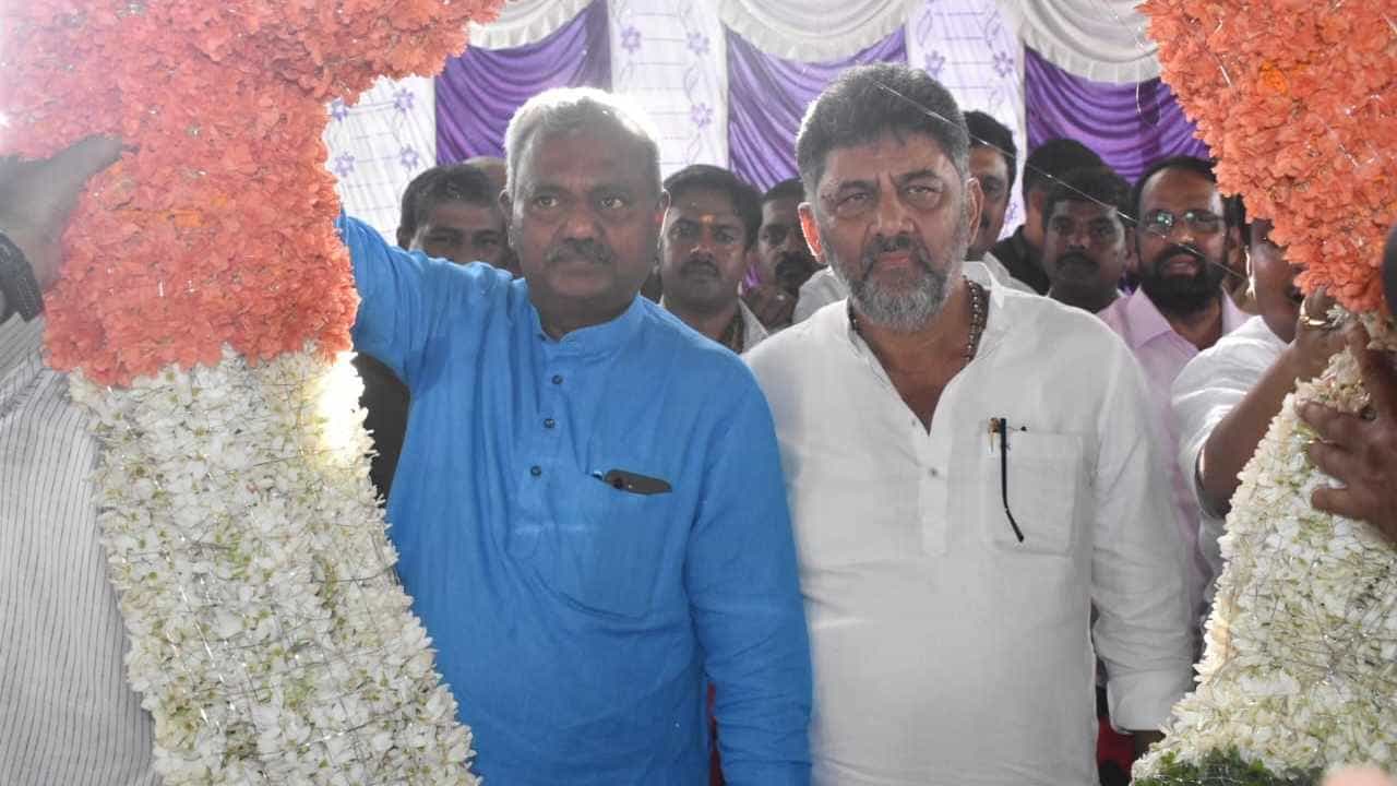 ಕಾಂಗ್ರೆಸ್ನತ್ತ ಮುಖ ಮಾಡಿದ್ರಾ ಶಾಸಕ ಎಸ್ಟಿ ಸೋಮಶೇಖರ್? ಕಟೀಲ್, ಸಿಟಿ ರವಿ ಮೇಲಿಂದ ಮೇಲೆ ಕಾಲ್ ಕಾಂಗ್ರೆಸ್ನತ್ತ ಮುಖ ಮಾಡಿದ್ರಾ ಶಾಸಕ ಎಸ್ಟಿ ಸೋಮಶೇಖರ್? ಕಟೀಲ್, ಸಿಟಿ ರವಿ ಮೇಲಿಂದ ಮೇಲೆ ಕಾಲ್