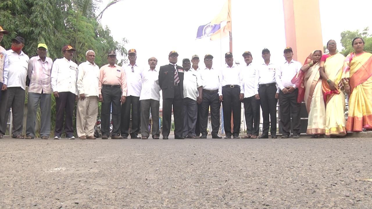 ಈ ಗ್ರಾಮದ ಪ್ರತಿಯೊಂದು ಮನೆಯಲ್ಲಿದ್ದಾರೆ ಮೂರ್ನಾಲ್ಕು ಸೈನಿಕರು, ಭಾರತಾಂಬೆ ಸೇವೆಗೆ ಮುಡಿಪಾದ ಮಲಿಕವಾಡ ಈ ಗ್ರಾಮದ ಪ್ರತಿಯೊಂದು ಮನೆಯಲ್ಲಿದ್ದಾರೆ ಮೂರ್ನಾಲ್ಕು ಸೈನಿಕರು, ಭಾರತಾಂಬೆ ಸೇವೆಗೆ ಮುಡಿಪಾದ ಮಲಿಕವಾಡ