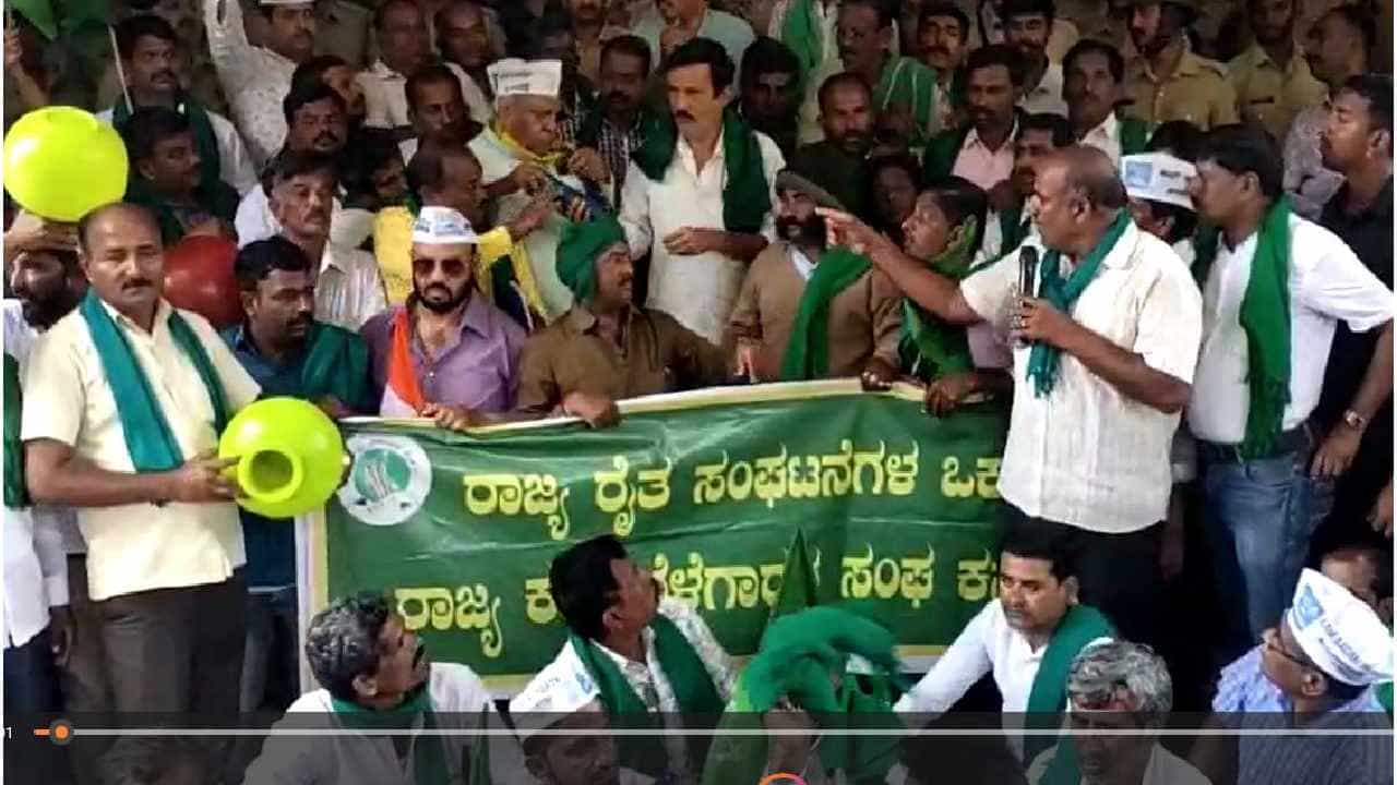 ಮಂಡ್ಯ-ಮೈಸೂರಿನಲ್ಲಿ ಜೋರಾದ ಕಾವೇರಿ ಕಿಚ್ಚು: ತಮಿಳುನಾಡಿಗೆ ನೀರು ಹರಿಸುವುದರ ವಿರುದ್ಧ ಸಿಡಿದೆದ್ದ ರೈತರು ಮಂಡ್ಯ-ಮೈಸೂರಿನಲ್ಲಿ ಜೋರಾದ ಕಾವೇರಿ ಕಿಚ್ಚು: ತಮಿಳುನಾಡಿಗೆ ನೀರು ಹರಿಸುವುದರ ವಿರುದ್ಧ ಸಿಡಿದೆದ್ದ ರೈತರು