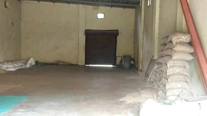ಮಂಗಳೂರು: ಅಕ್ಕಿ ಇಲ್ಲವೆಂದು ಪೇಚಾಡುವ ಸರ್ಕಾರ; ತನ್ನದೇ ಗೋದಾಮಿನಿಂದ ಕೋಟ್ಯಾಂತರ ರೂ. ಅಕ್ಕಿ ಮಾಯ ಮಂಗಳೂರು: ಅಕ್ಕಿ ಇಲ್ಲವೆಂದು ಪೇಚಾಡುವ ಸರ್ಕಾರ; ತನ್ನದೇ ಗೋದಾಮಿನಿಂದ ಕೋಟ್ಯಾಂತರ ರೂ. ಅಕ್ಕಿ ಮಾಯ