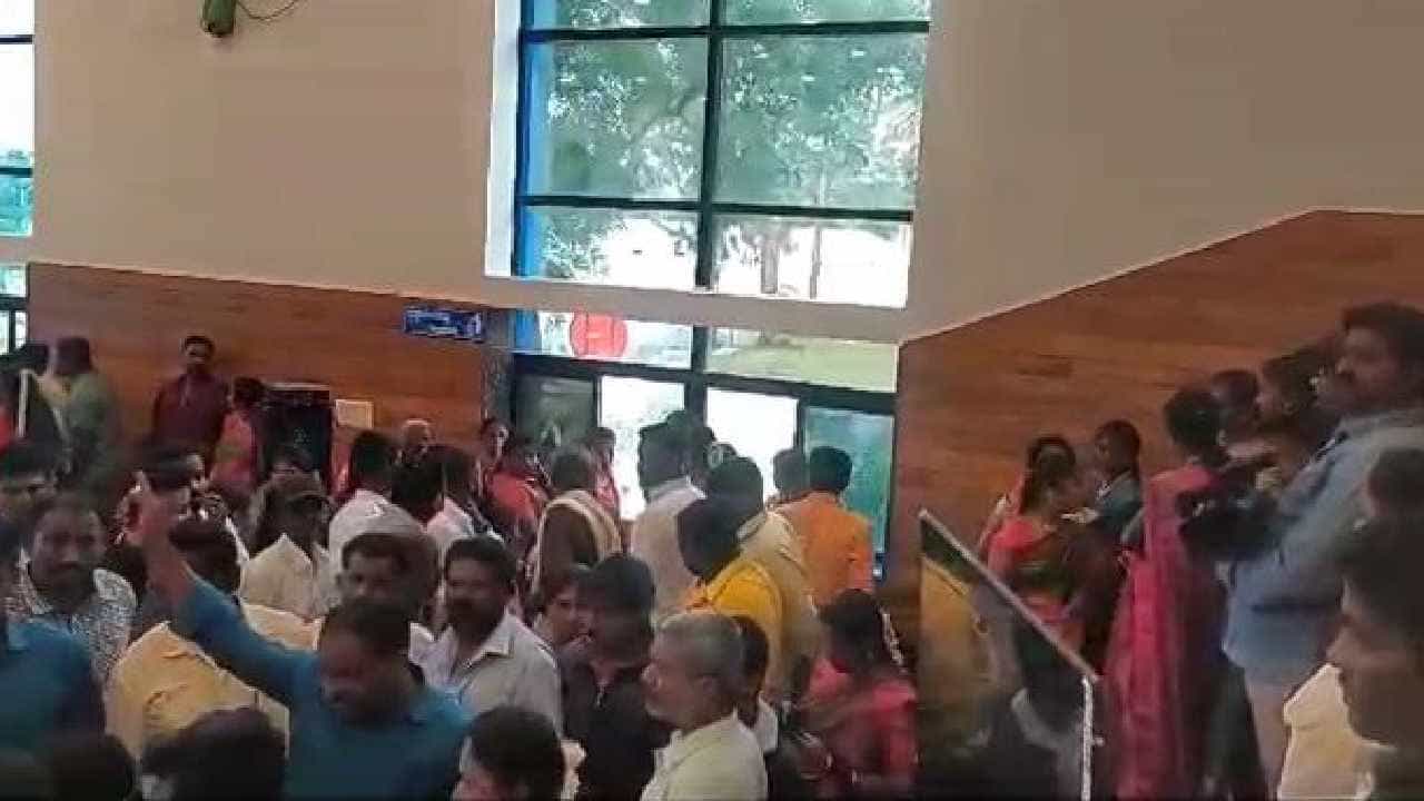 ತುಮಕೂರು: ಅದ್ಧೂರಿಯಾಗಿ ಆರತಕ್ಷತೆ ಮುಗೀತು, ಇನ್ನೇನು ತಾಳಿ ಕಟ್ಟುವ ವೇಳೆ ಈ ಮದ್ವೆ ಬೇಡ ಎಂದು ಹಸೆಮಣೆಯಿಂದ ಮೇಲೆದ್ದ ವಧು ತುಮಕೂರು: ಅದ್ಧೂರಿಯಾಗಿ ಆರತಕ್ಷತೆ ಮುಗೀತು, ಇನ್ನೇನು ತಾಳಿ ಕಟ್ಟುವ ವೇಳೆ ಈ ಮದ್ವೆ ಬೇಡ ಎಂದು ಹಸೆಮಣೆಯಿಂದ ಮೇಲೆದ್ದ ವಧು
