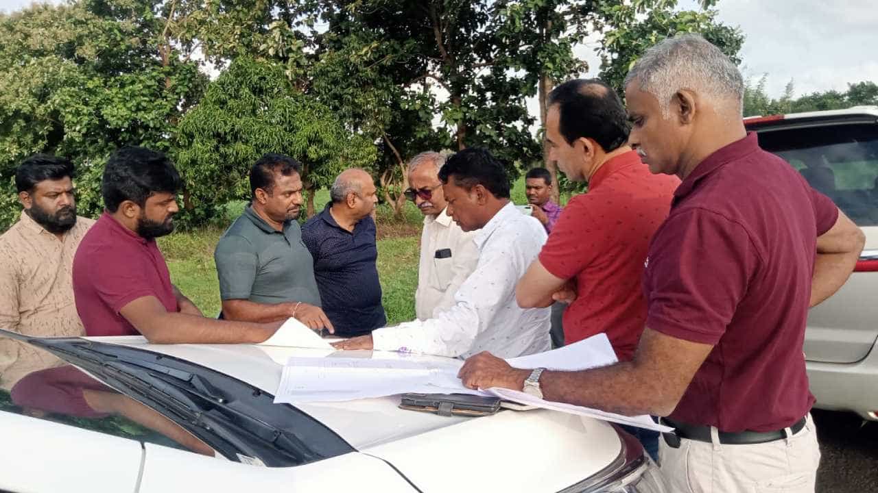 ಶ್ರೀಲಂಕಾದ ಸ್ಪಿನ್ ಮಾಂತ್ರಿಕ ಧಾರವಾಡಕ್ಕೆ ಎಂಟ್ರಿ: ಕಾರ್ಖಾನೆ ಆರಂಭಿಸಲಿರುವ ಮುತ್ತಯ್ಯ ಮುರಳಿಧರನ್ ಶ್ರೀಲಂಕಾದ ಸ್ಪಿನ್ ಮಾಂತ್ರಿಕ ಧಾರವಾಡಕ್ಕೆ ಎಂಟ್ರಿ: ಕಾರ್ಖಾನೆ ಆರಂಭಿಸಲಿರುವ ಮುತ್ತಯ್ಯ ಮುರಳಿಧರನ್