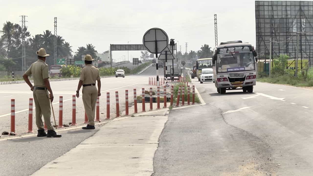 ಆದೇಶಕ್ಕೆ ಕ್ಯಾರೇ ಎನ್ನದ ಆಟೋ-ಬೈಕ್: ಮೈಸೂರು-ಬೆಂಗಳೂರು ಎಕ್ಸ್ಪ್ರೆಸ್ ಹೈವೇನಲ್ಲಿ ಓಡಾಟ, ಸ್ಥಳಕ್ಕೆ ಡಿಸಿಪಿ ಜಾಹ್ನವಿ ಭೇಟಿ ಆದೇಶಕ್ಕೆ ಕ್ಯಾರೇ ಎನ್ನದ ಆಟೋ-ಬೈಕ್: ಮೈಸೂರು-ಬೆಂಗಳೂರು ಎಕ್ಸ್ಪ್ರೆಸ್ ಹೈವೇನಲ್ಲಿ ಓಡಾಟ, ಸ್ಥಳಕ್ಕೆ ಡಿಸಿಪಿ ಜಾಹ್ನವಿ ಭೇಟಿ